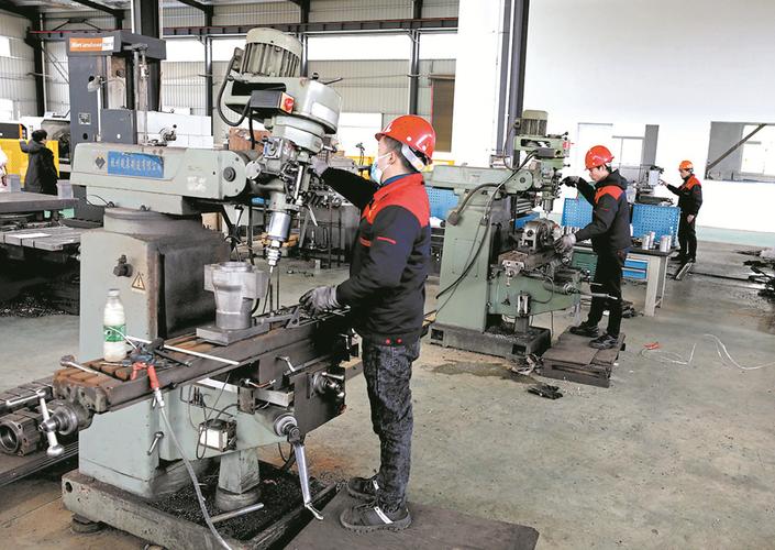 12月22日,湖南烈巖科技有限公司的產業工人正操控機床加工產品零部件.